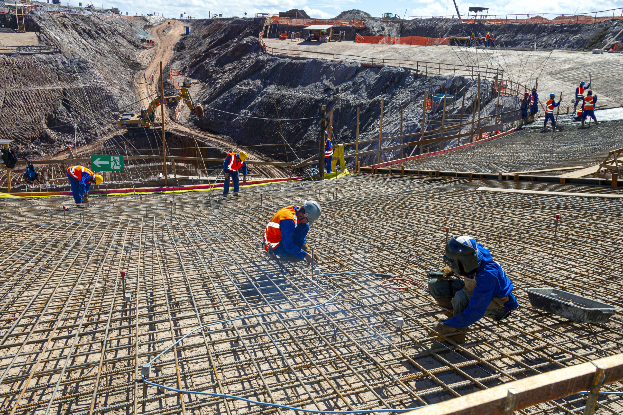 Large construction, bridges, buildings, industry Large construction, bridges, buildings, industry execution of the foundation and concreting.